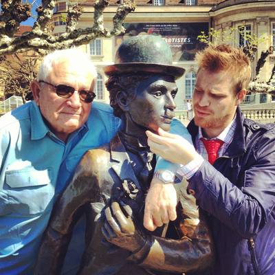 Le consultant David Seidler & le scénariste Miguel Vélez entourant la statue de Charlie Chaplin à Vevey